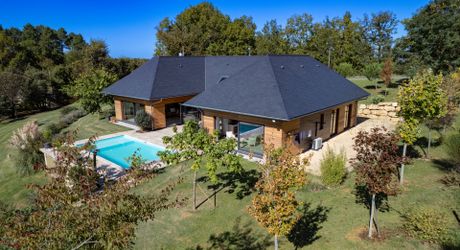 EXCLUSIVITE - Remarquable Propriété de charme avec vue imprenable sur 2ha72 avec piscine 