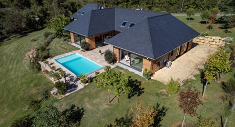 EXCLUSIVITE - Remarquable Propriété de charme avec vue imprenable sur 2ha72 avec piscine 