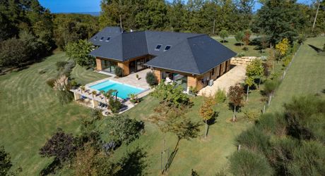 EXCLUSIVITE - Remarquable Propriété de charme avec vue imprenable sur 2ha72 avec piscine 