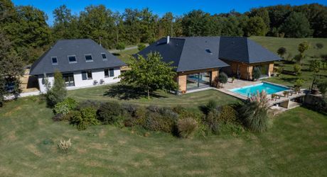 EXCLUSIVITE - Remarquable Propriété de charme avec vue imprenable sur 2ha72 avec piscine 
