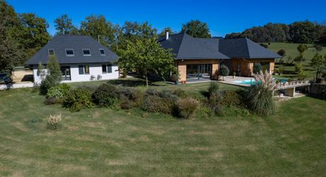 EXCLUSIVITE - Remarquable Propriété de charme avec vue imprenable sur 2ha72 avec piscine 