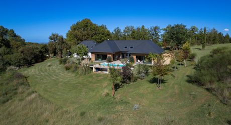 EXCLUSIVITE - Remarquable Propriété de charme avec vue imprenable sur 2ha72 avec piscine 
