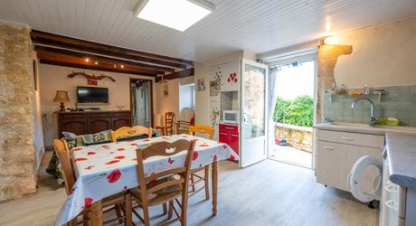 Secteur Sarlat- Ensemble immobilier en pierre de 2 maisons sur 2000 m² arborés