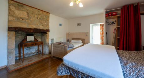 Secteur Sarlat- Ensemble immobilier en pierre de 2 maisons sur 2000 m² arborés