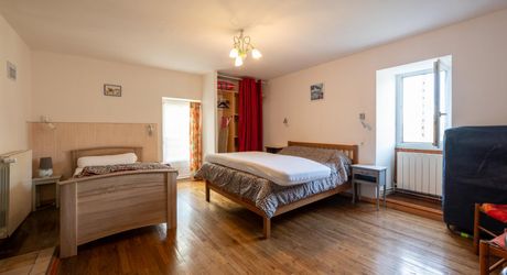 Secteur Sarlat- Ensemble immobilier en pierre de 2 maisons sur 2000 m² arborés