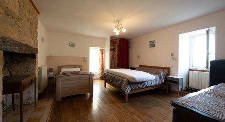 Secteur Sarlat- Ensemble immobilier en pierre de 2 maisons sur 2000 m² arborés