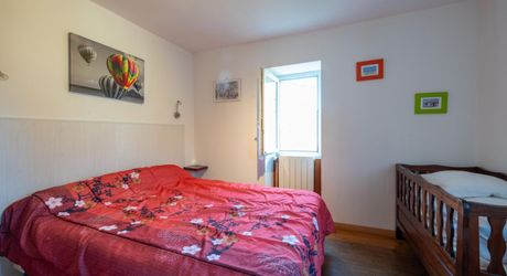 Secteur Sarlat- Ensemble immobilier en pierre de 2 maisons sur 2000 m² arborés