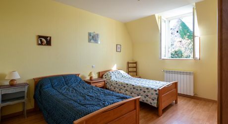 Secteur Sarlat- Ensemble immobilier en pierre de 2 maisons sur 2000 m² arborés