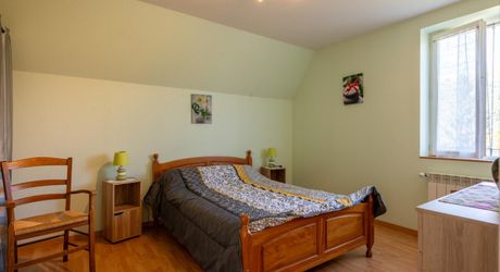 Secteur Sarlat- Ensemble immobilier en pierre de 2 maisons sur 2000 m² arborés