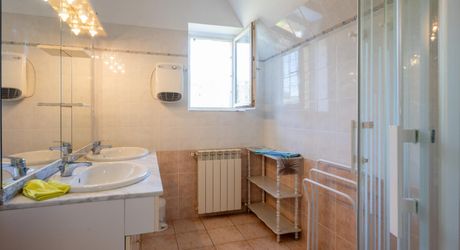 Secteur Sarlat- Ensemble immobilier en pierre de 2 maisons sur 2000 m² arborés