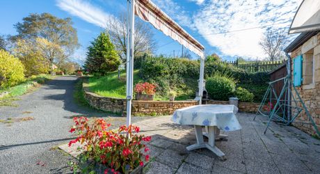 Secteur Sarlat- Ensemble immobilier en pierre de 2 maisons sur 2000 m² arborés