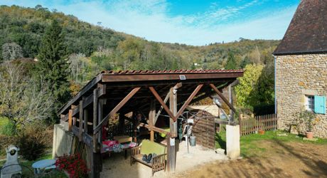 Secteur Sarlat- Ensemble immobilier en pierre de 2 maisons sur 2000 m² arborés