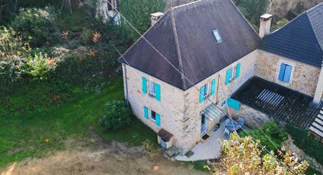 Secteur Sarlat- Ensemble immobilier en pierre de 2 maisons sur 2000 m² arborés