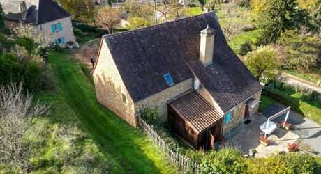 Secteur Sarlat- Ensemble immobilier en pierre de 2 maisons sur 2000 m² arborés