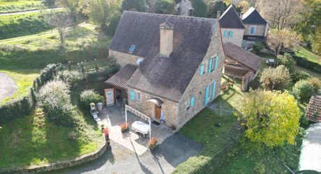 Secteur Sarlat- Ensemble immobilier en pierre de 2 maisons sur 2000 m² arborés