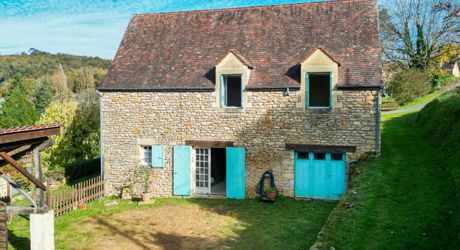 Secteur Sarlat- Ensemble immobilier en pierre de 2 maisons sur 2000 m² arborés