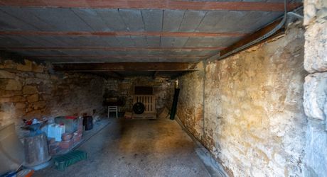 Gourdon - Bâti en pierre incluant deux garages