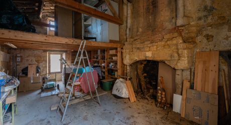 Gourdon - Bâti en pierre incluant deux garages