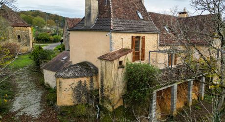 SECTEUR GOURDON - Propriété en pierre comprenant maison et dépendances sur 
