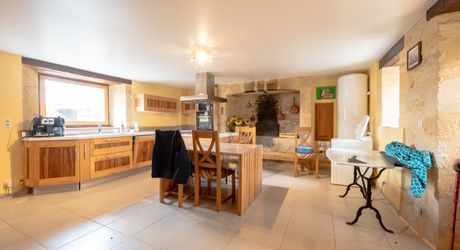 SECTEUR GOURDON - Propriété en pierre comprenant maison et dépendances sur 