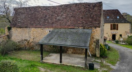 SECTEUR GOURDON - Propriété en pierre comprenant maison et dépendances sur 