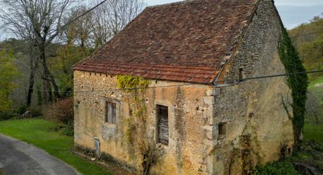 SECTEUR GOURDON - Propriété en pierre comprenant maison et dépendances sur 