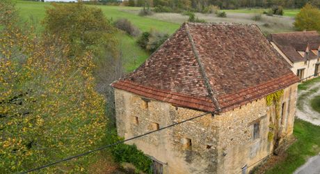 SECTEUR GOURDON - Propriété en pierre comprenant maison et dépendances sur 