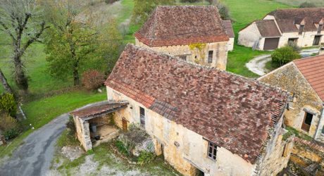SECTEUR GOURDON - Propriété en pierre comprenant maison et dépendances sur 