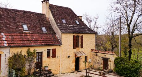 SECTEUR GOURDON - Propriété en pierre comprenant maison et dépendances sur 