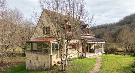 SECTEUR GOURDON - Grande Maison de construction traditionnelle avec appartement et garage sur 2ha87