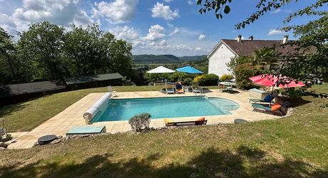 Secteur Carlux - Ravissante Maison en excellent état avec vue imprenable, piscine chauffée et garage