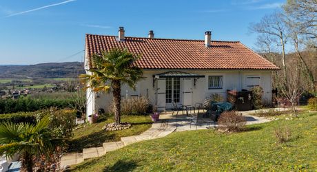 Secteur Carlux - Ravissante Maison en excellent état avec vue imprenable, piscine chauffée et garage