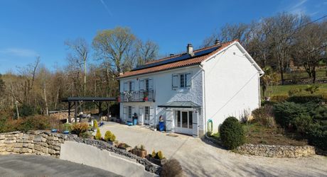 Secteur Carlux - Ravissante Maison en excellent état avec vue imprenable, piscine chauffée et garage