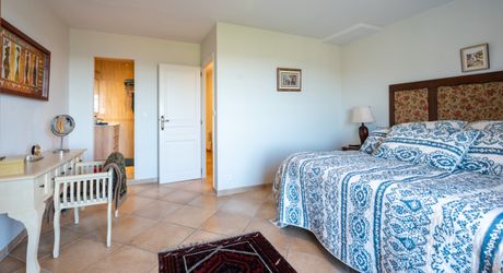 Secteur Carlux - Ravissante Maison en excellent état avec vue imprenable, piscine chauffée et garage