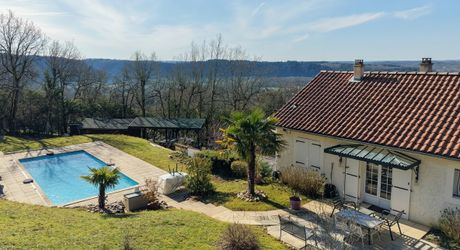 Secteur Carlux - Ravissante Maison en excellent état avec vue imprenable, piscine chauffée et garage