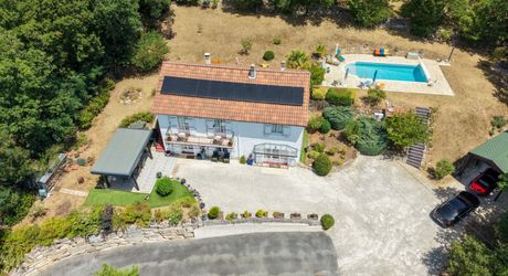 Secteur Carlux - Ravissante Maison en excellent état avec vue imprenable, piscine chauffée et garage