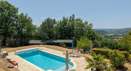 Secteur Carlux - Ravissante Maison en excellent état avec vue imprenable, piscine chauffée et garage