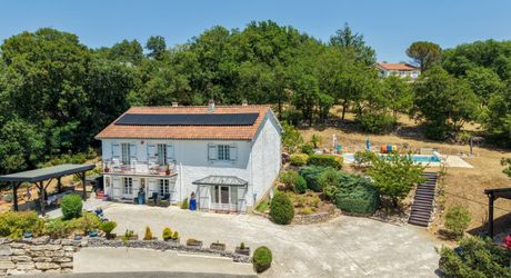 Secteur Carlux - Ravissante Maison en excellent état avec vue imprenable, piscine chauffée et garage