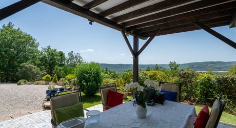 Secteur Carlux - Ravissante Maison en excellent état avec vue imprenable, piscine chauffée et garage
