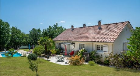 Secteur Carlux - Ravissante Maison en excellent état avec vue imprenable, piscine chauffée et garage