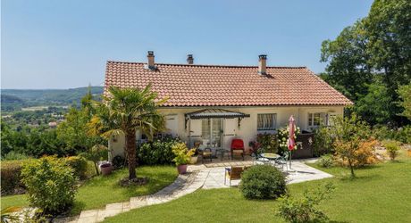 Secteur Carlux - Ravissante Maison en excellent état avec vue imprenable, piscine chauffée et garage