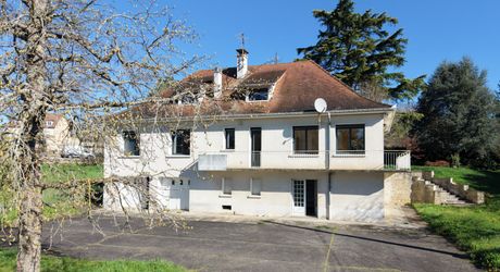 Secteur Gourdon. Spacieuse Maison de ville et annexe sur 3097 m² paysagers