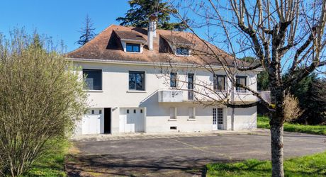 Secteur Gourdon. Spacieuse Maison de ville et annexe sur 3097 m² paysagers