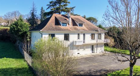 Secteur Gourdon. Spacieuse Maison de ville et annexe sur 3097 m² paysagers