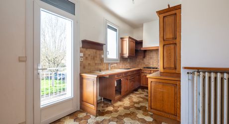 Secteur Gourdon. Spacieuse Maison de ville et annexe sur 3097 m² paysagers