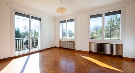 Secteur Gourdon. Spacieuse Maison de ville et annexe sur 3097 m² paysagers