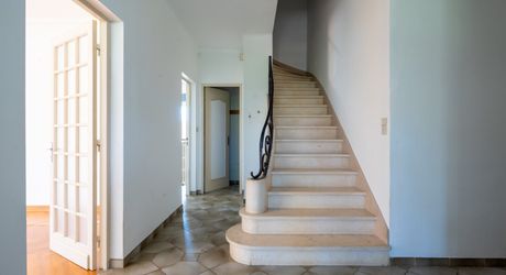 Secteur Gourdon. Spacieuse Maison de ville et annexe sur 3097 m² paysagers