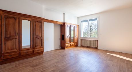 Secteur Gourdon. Spacieuse Maison de ville et annexe sur 3097 m² paysagers