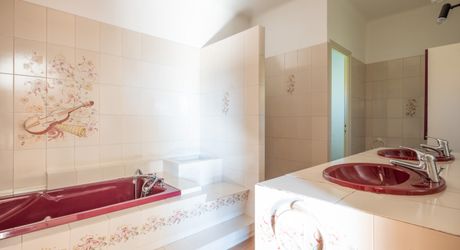 Secteur Gourdon. Spacieuse Maison de ville et annexe sur 3097 m² paysagers