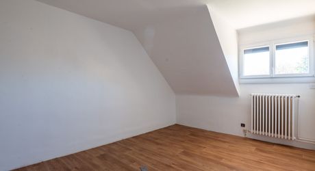 Secteur Gourdon. Spacieuse Maison de ville et annexe sur 3097 m² paysagers